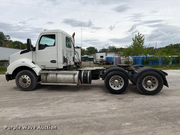 image for item EL0114 2016 Kenworth T880 semi truck