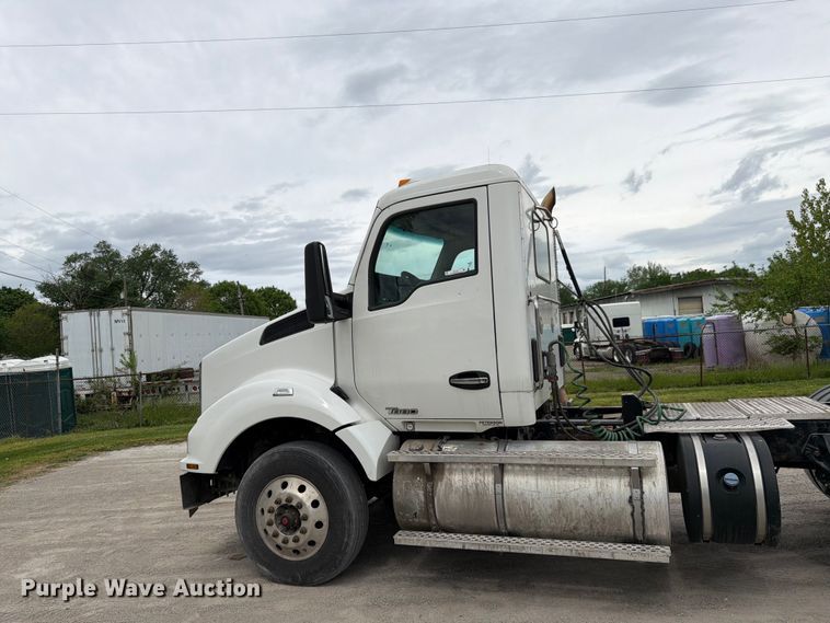image for item EL0114 2016 Kenworth T880 semi truck