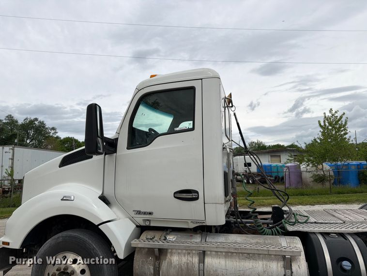 image for item EL0114 2016 Kenworth T880 semi truck