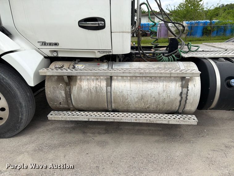 image for item EL0114 2016 Kenworth T880 semi truck