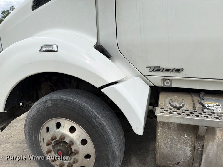 image for item EL0114 2016 Kenworth T880 semi truck