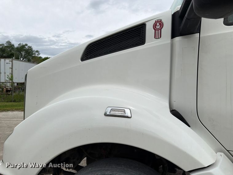 image for item EL0114 2016 Kenworth T880 semi truck