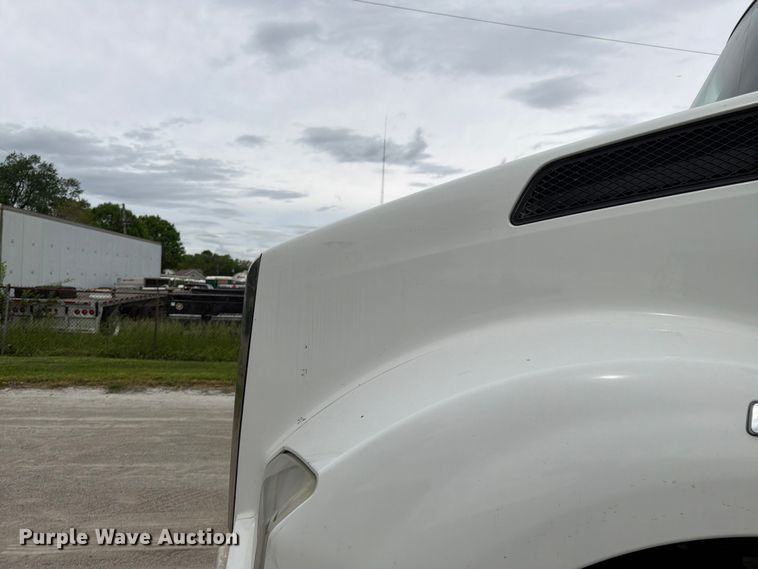 image for item EL0114 2016 Kenworth T880 semi truck