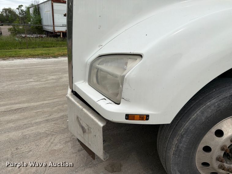 image for item EL0114 2016 Kenworth T880 semi truck