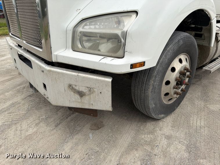 image for item EL0114 2016 Kenworth T880 semi truck