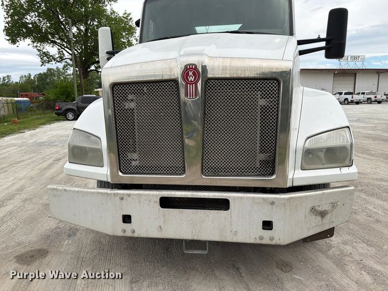 image for item EL0114 2016 Kenworth T880 semi truck