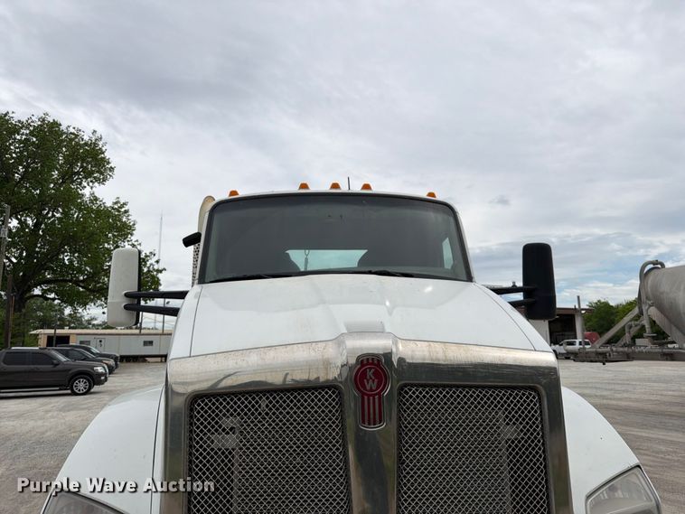 image for item EL0114 2016 Kenworth T880 semi truck