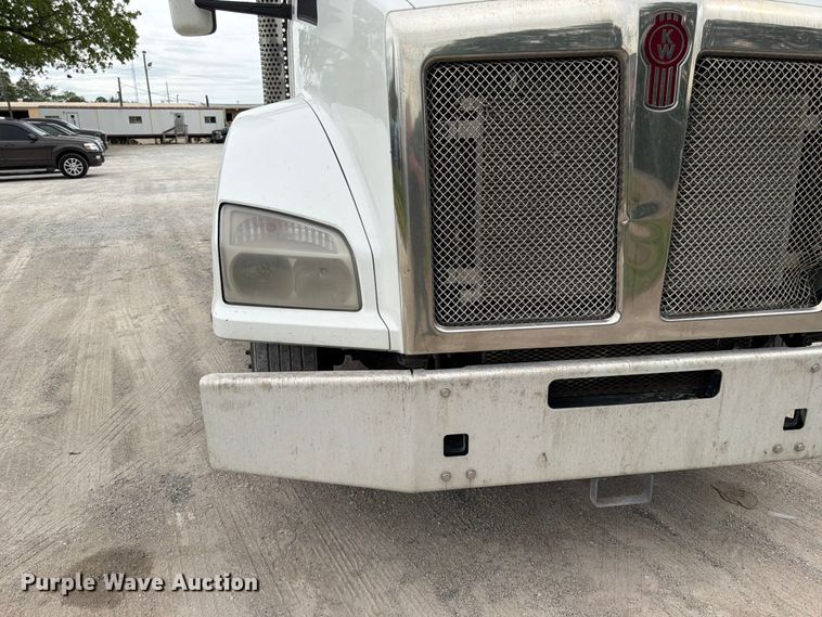 image for item EL0114 2016 Kenworth T880 semi truck