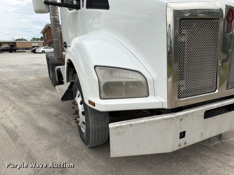image for item EL0114 2016 Kenworth T880 semi truck