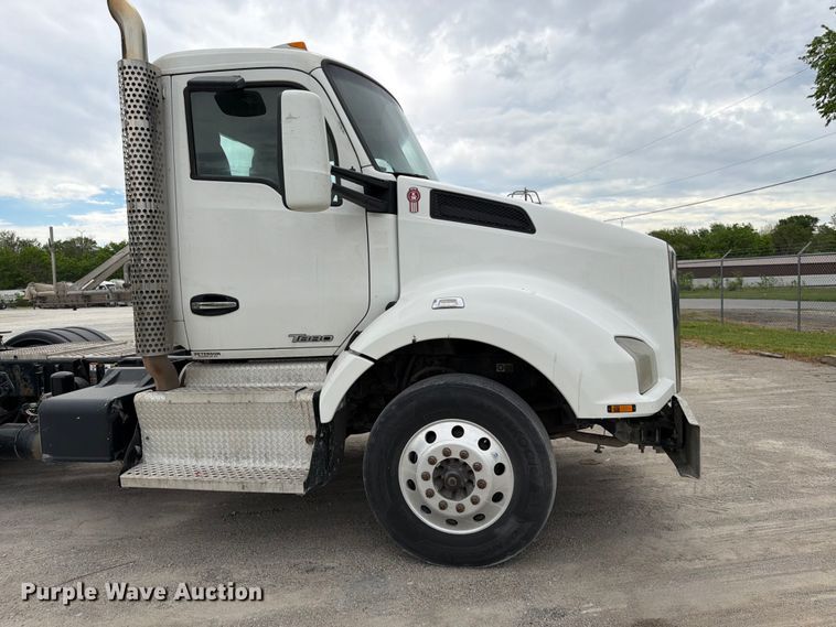 image for item EL0114 2016 Kenworth T880 semi truck