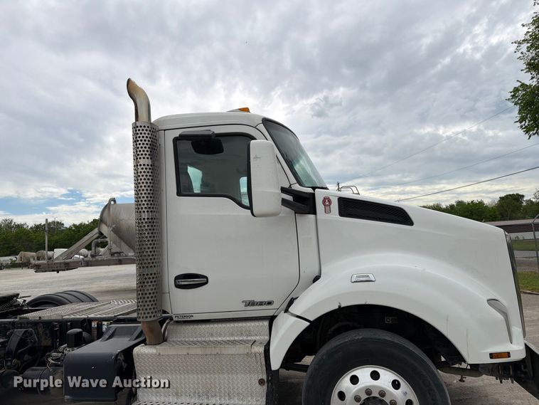 image for item EL0114 2016 Kenworth T880 semi truck