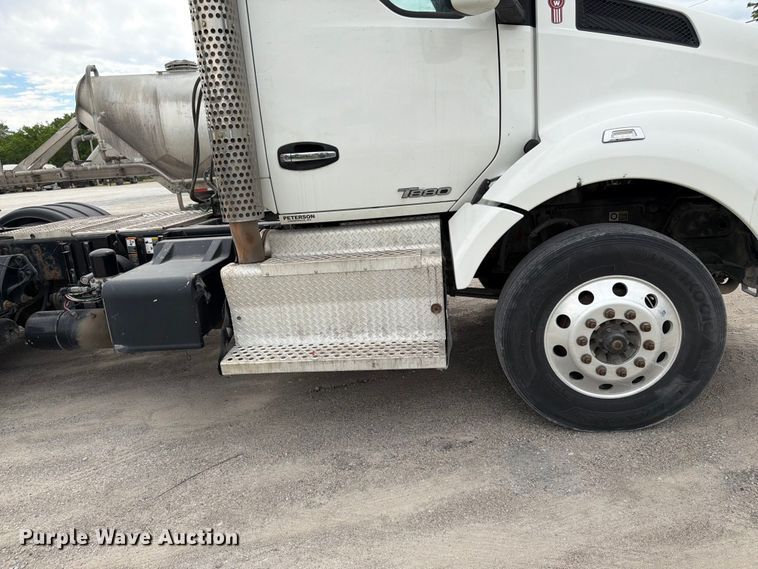 image for item EL0114 2016 Kenworth T880 semi truck