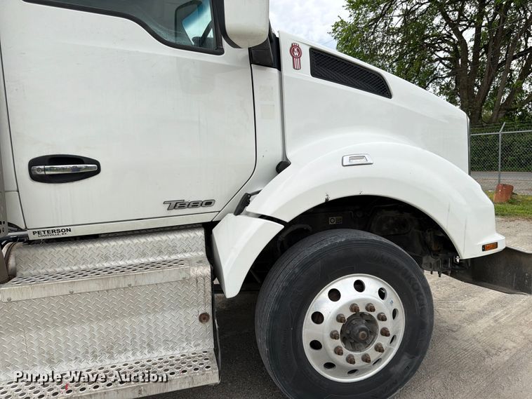 image for item EL0114 2016 Kenworth T880 semi truck
