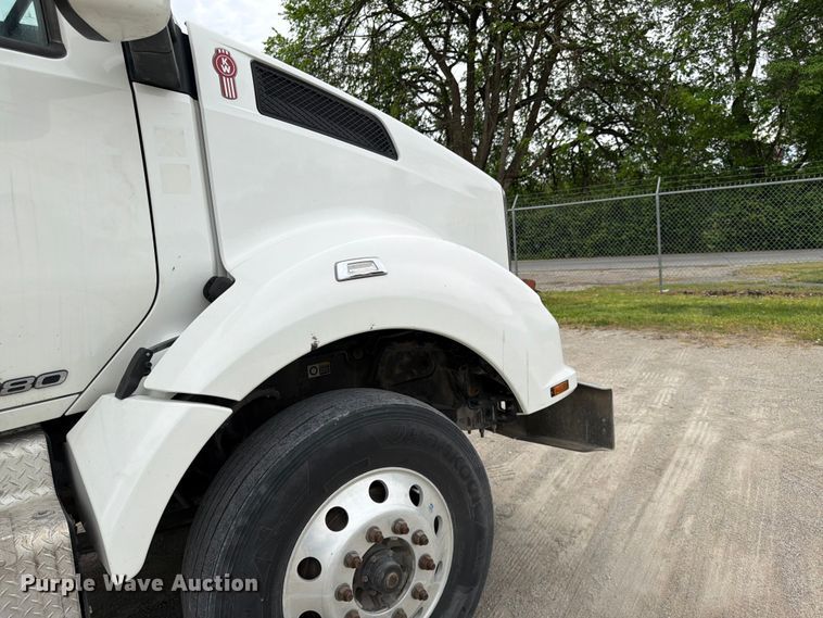 image for item EL0114 2016 Kenworth T880 semi truck