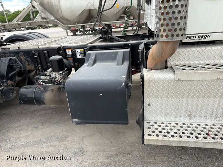 image for item EL0114 2016 Kenworth T880 semi truck