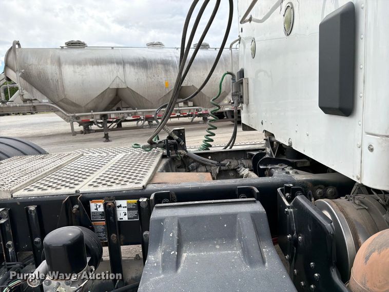 image for item EL0114 2016 Kenworth T880 semi truck