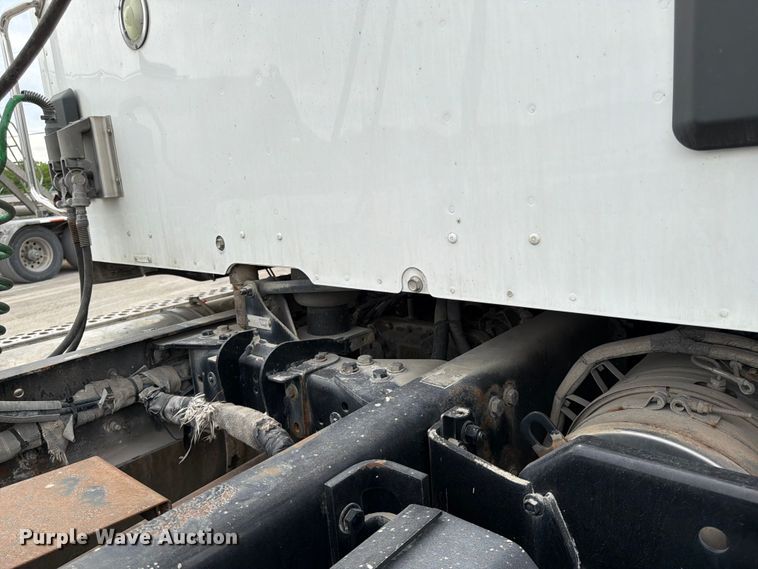 image for item EL0114 2016 Kenworth T880 semi truck