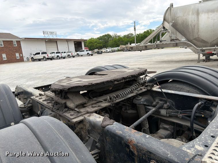 image for item EL0114 2016 Kenworth T880 semi truck