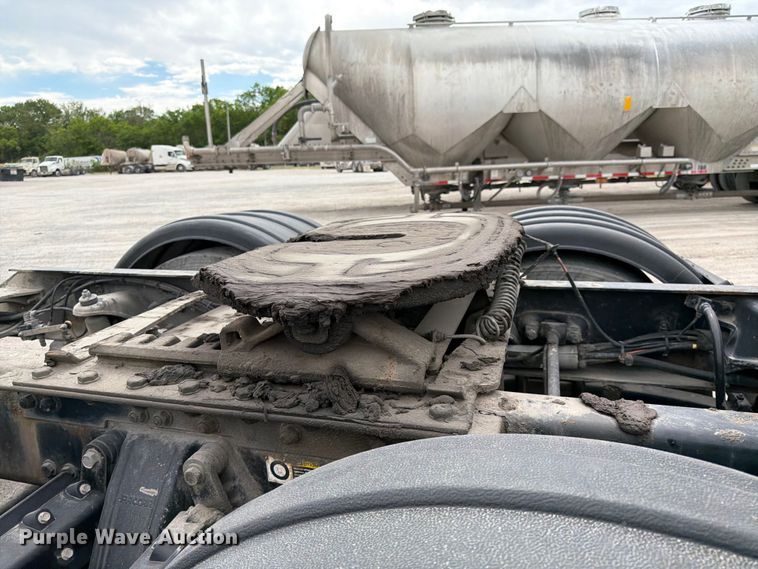 image for item EL0114 2016 Kenworth T880 semi truck