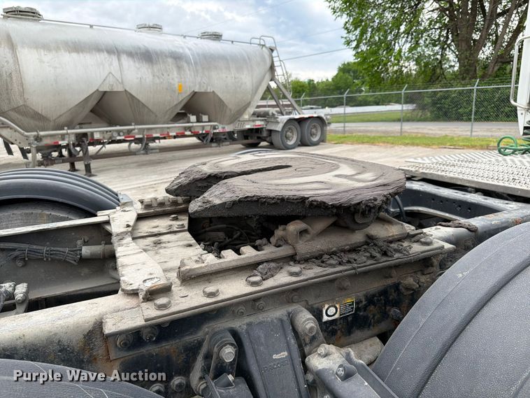 image for item EL0114 2016 Kenworth T880 semi truck