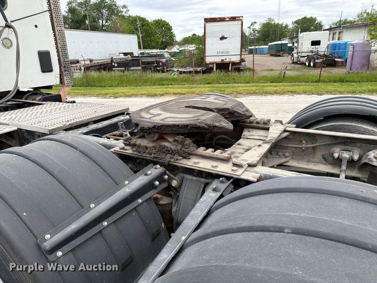 image for item EL0114 2016 Kenworth T880 semi truck