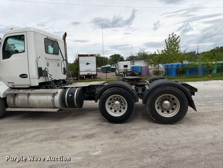 image for item EL0114 2016 Kenworth T880 semi truck
