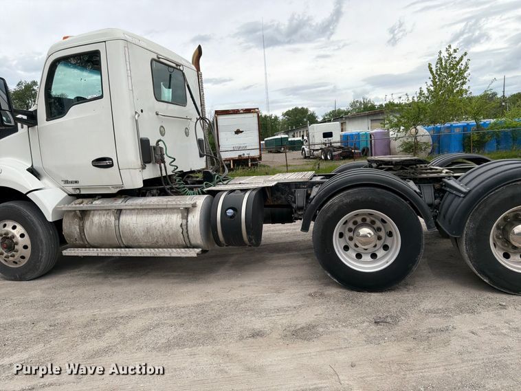 image for item EL0114 2016 Kenworth T880 semi truck