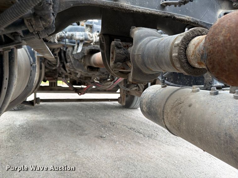 image for item EL0114 2016 Kenworth T880 semi truck