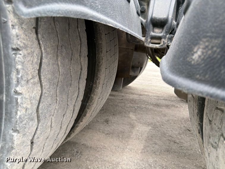 image for item EL0114 2016 Kenworth T880 semi truck