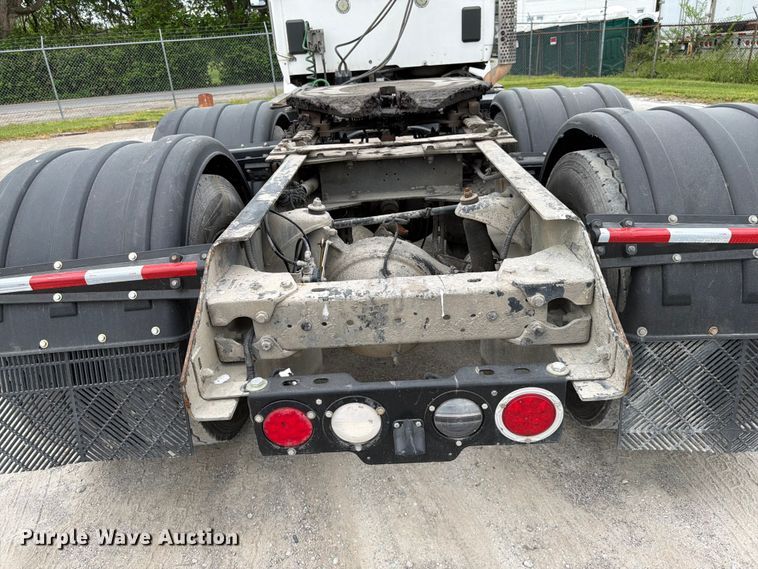 image for item EL0114 2016 Kenworth T880 semi truck