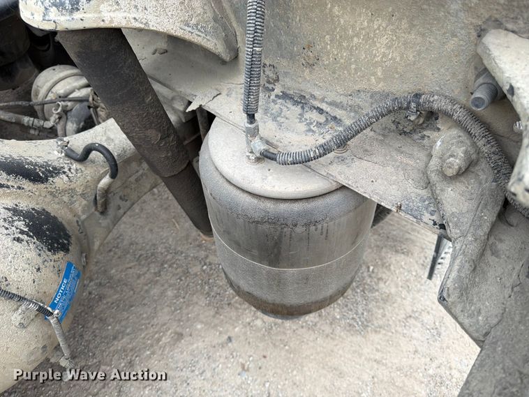 image for item EL0114 2016 Kenworth T880 semi truck