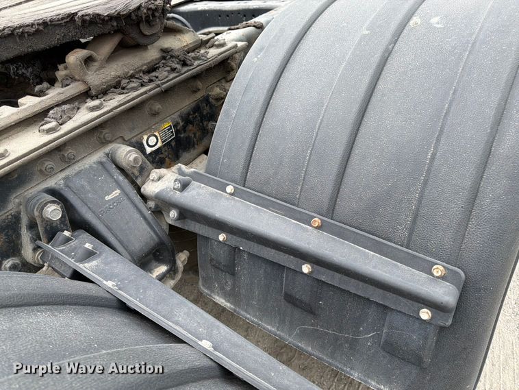 image for item EL0114 2016 Kenworth T880 semi truck