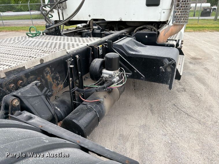 image for item EL0114 2016 Kenworth T880 semi truck