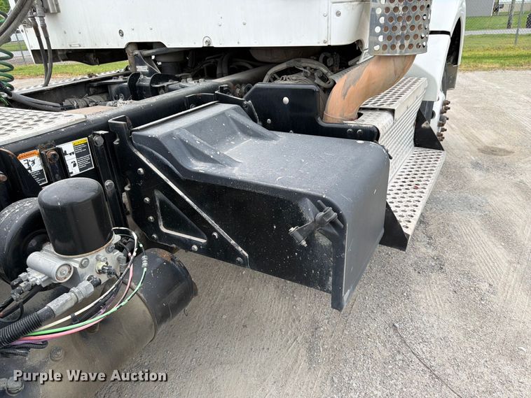 image for item EL0114 2016 Kenworth T880 semi truck