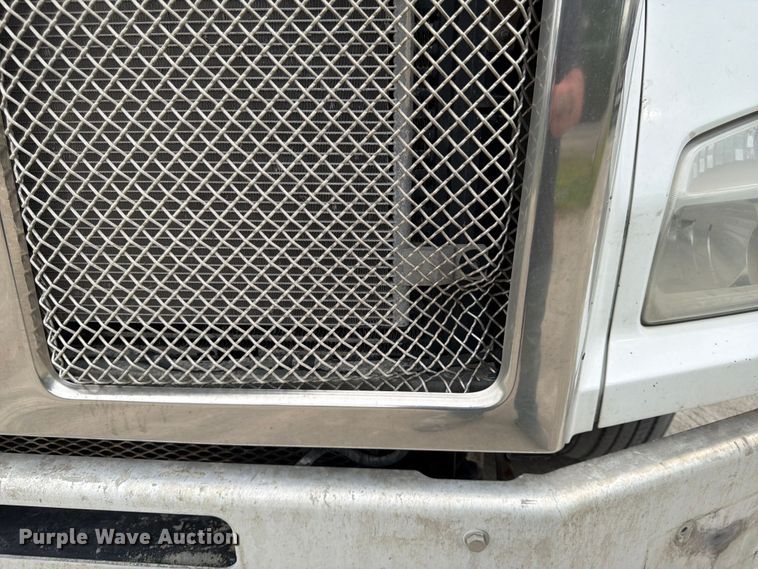 image for item EL0114 2016 Kenworth T880 semi truck