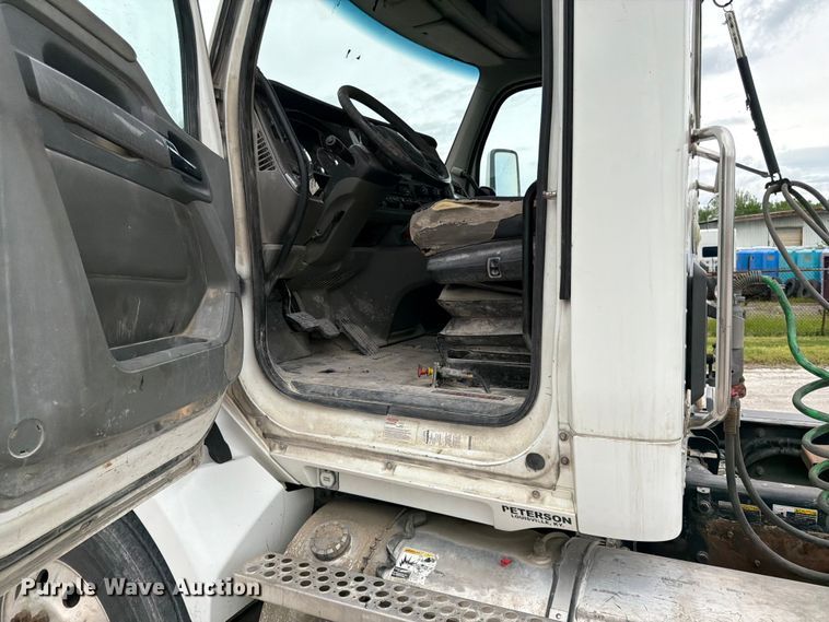 image for item EL0114 2016 Kenworth T880 semi truck