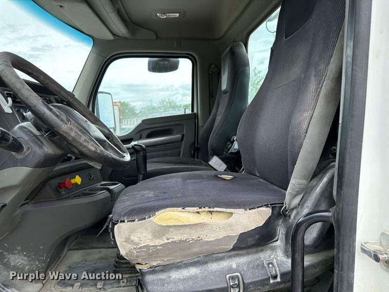 image for item EL0114 2016 Kenworth T880 semi truck