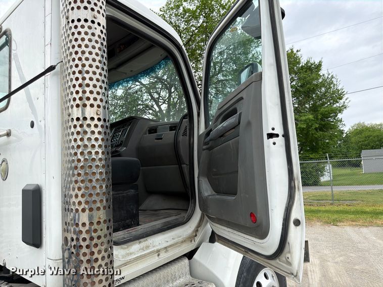 image for item EL0114 2016 Kenworth T880 semi truck