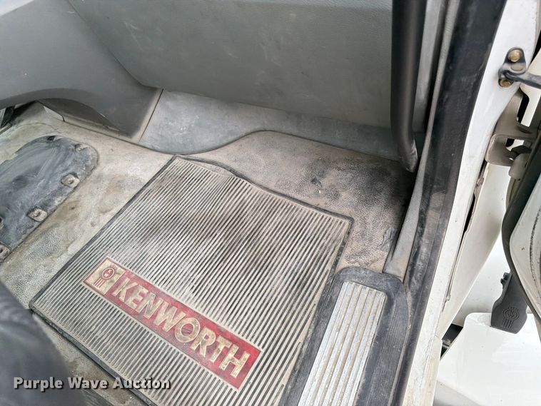 image for item EL0114 2016 Kenworth T880 semi truck