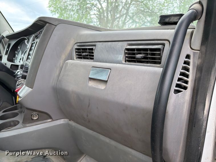 image for item EL0114 2016 Kenworth T880 semi truck