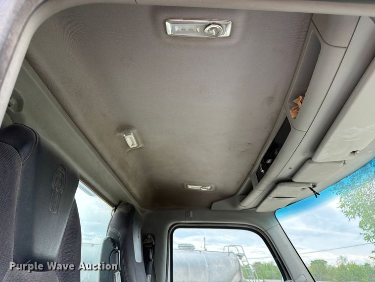 image for item EL0114 2016 Kenworth T880 semi truck