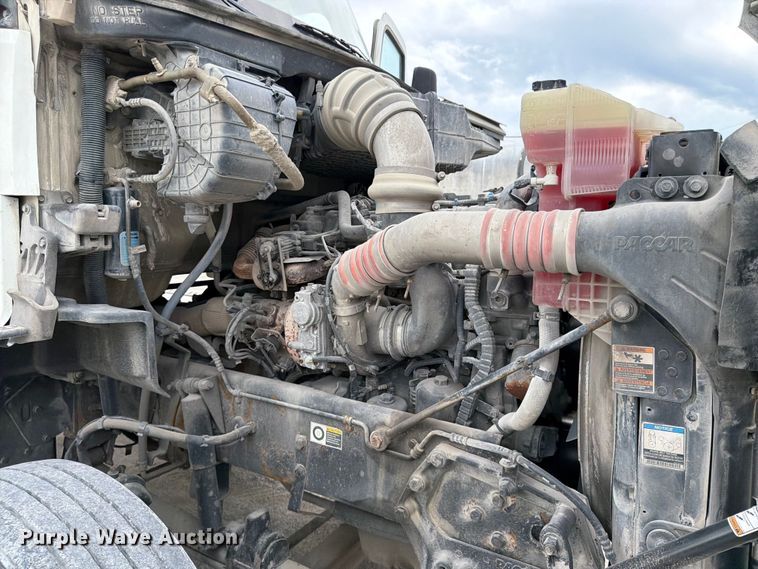 image for item EL0114 2016 Kenworth T880 semi truck