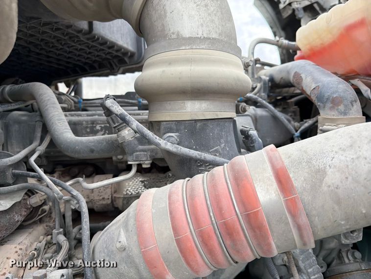 image for item EL0114 2016 Kenworth T880 semi truck