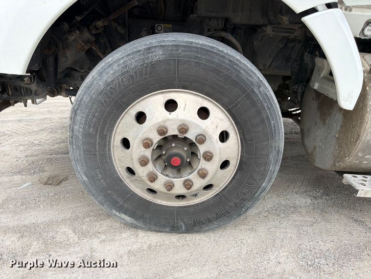 image for item EL0114 2016 Kenworth T880 semi truck