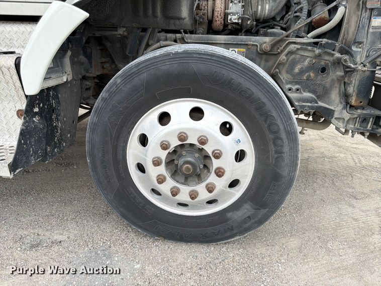 image for item EL0114 2016 Kenworth T880 semi truck