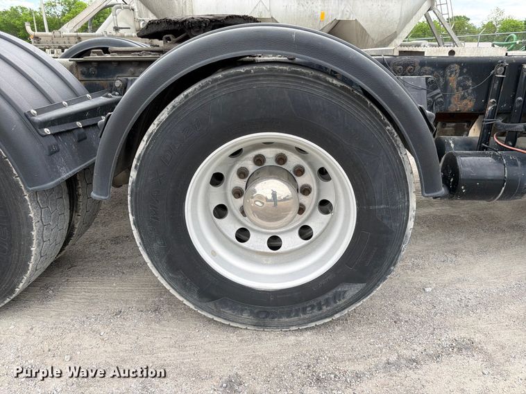 image for item EL0114 2016 Kenworth T880 semi truck