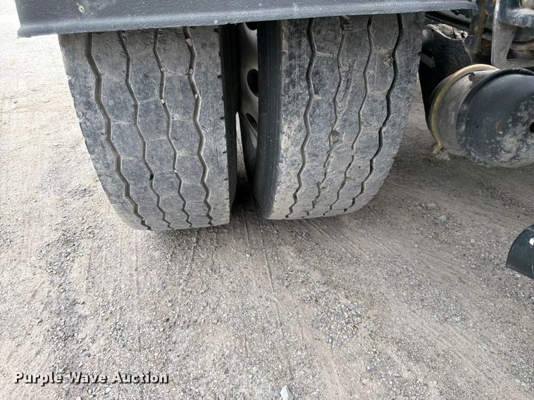 image for item EL0114 2016 Kenworth T880 semi truck