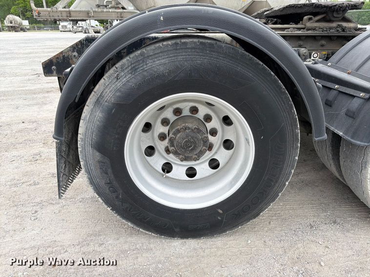 image for item EL0114 2016 Kenworth T880 semi truck