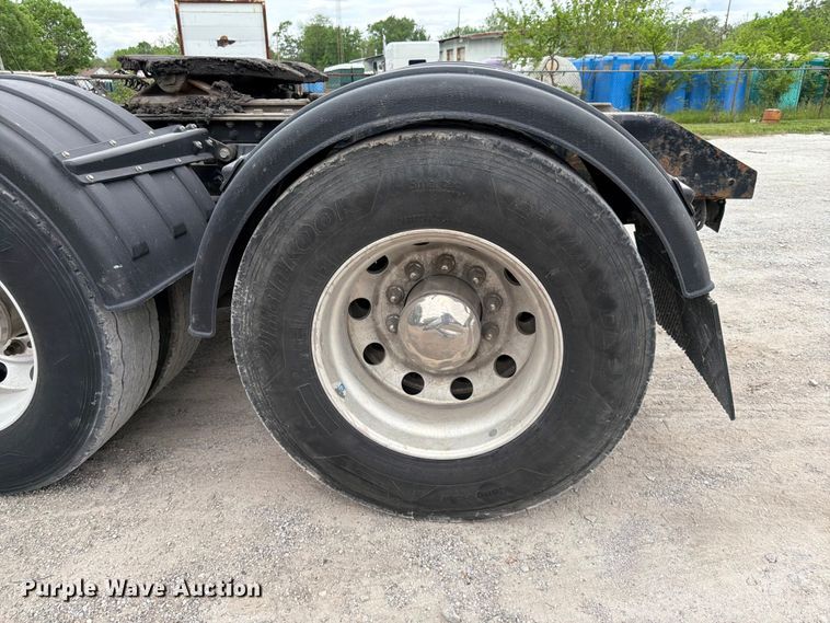 image for item EL0114 2016 Kenworth T880 semi truck