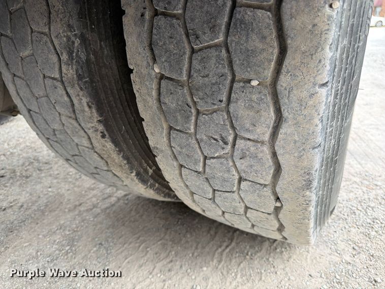 image for item EL0114 2016 Kenworth T880 semi truck